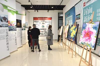 用&ldquo;花&rdquo;讀懂這座城 西部文化產(chǎn)業(yè)中心首場(chǎng)畫展揭幕